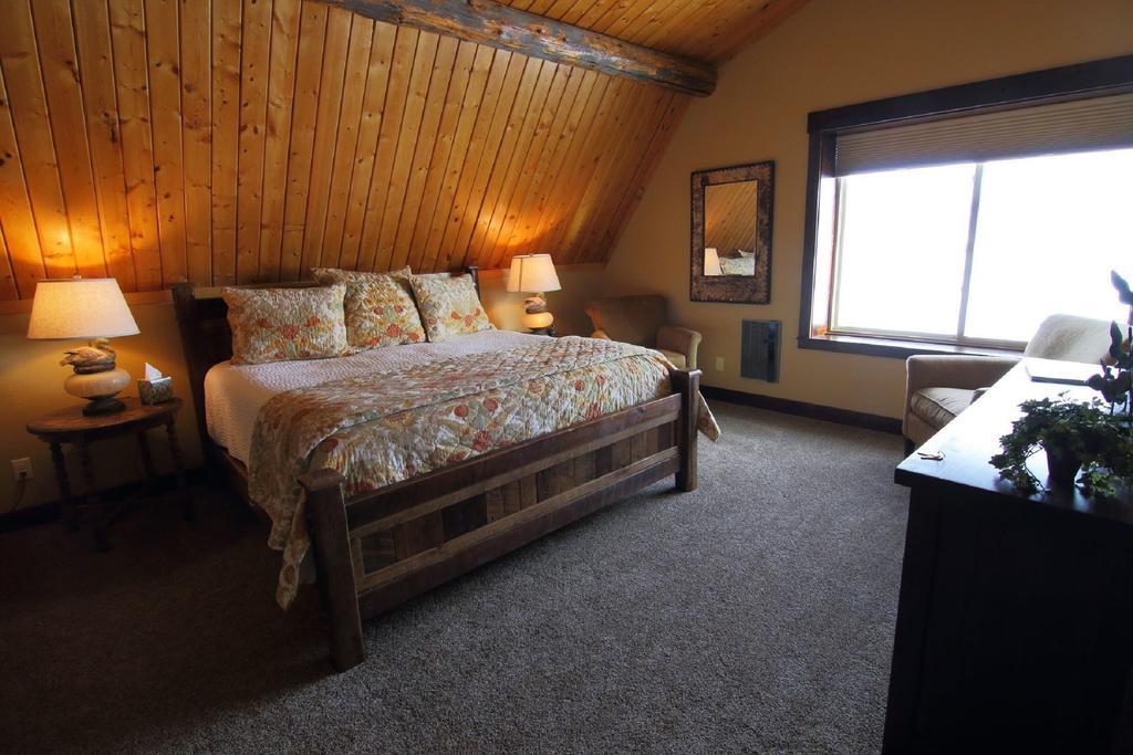 Fin And Feather Inn Victor Bagian luar foto