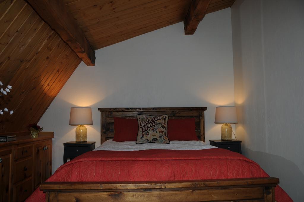 Fin And Feather Inn Victor Bagian luar foto